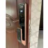 Hình ảnh thực tế khóa Kassler KL-828-F lắp đặt trên cửa gỗ, mở bằng vân tay và điện thoại