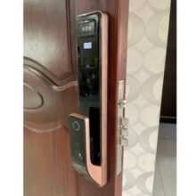 Hình ảnh thực tế khóa Kassler KL-828-F lắp đặt trên cửa gỗ, mở bằng vân tay và điện thoại