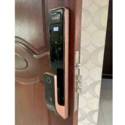 Hình ảnh thực tế khóa Kassler KL-828-F lắp đặt trên cửa gỗ, mở bằng vân tay và điện thoại
